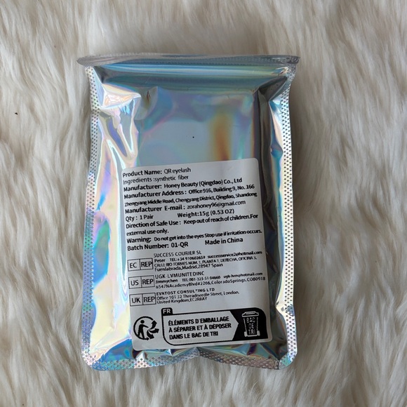 Holographic Eyelash Set with Red Accents - Picture 2 of 2